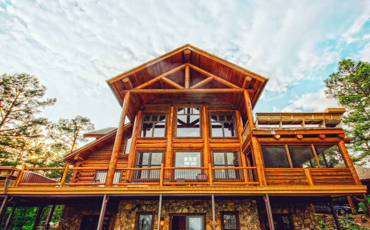 La munte, alege experienţa de cazare în cabane ecologice din lemn